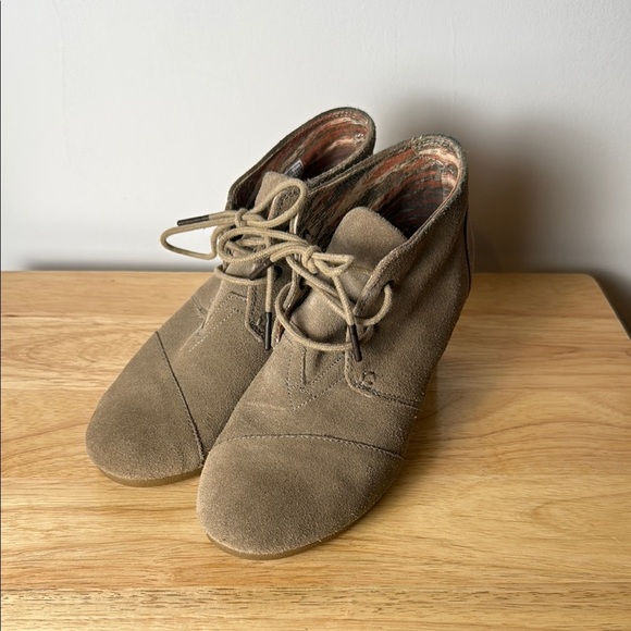 Toms Women's Desert Wedge Heel Ankle Bootie Boot in Tan Beige size 8.5 - Picture 1 of 10